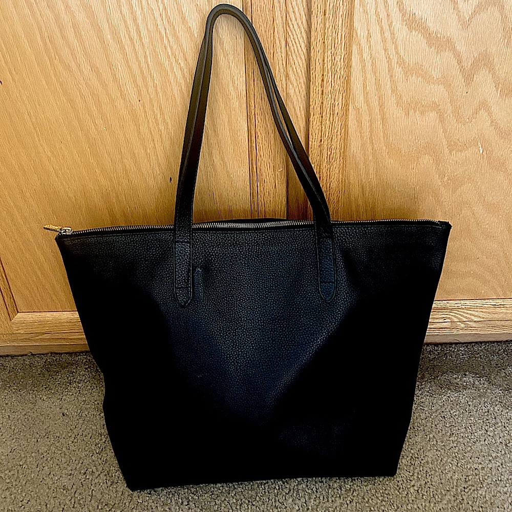 Like New!! CUYANA LARGE ZIP TOTE IN BLACK LEATHER